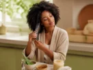 Mulher aprendendo como hidratar cabelo crespo em casa.