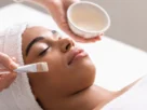 Mulher negra aplicando uma das três máscaras de skincare