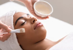 Mulher negra aplicando uma das três máscaras de skincare
