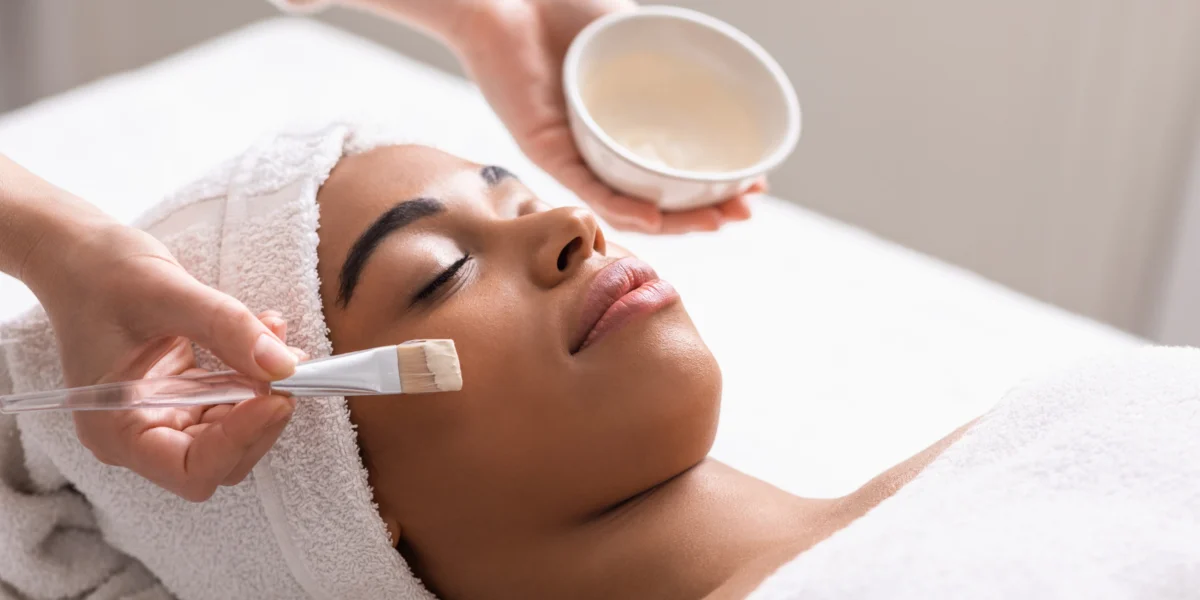 Skincare para Pele Negra: Rotina Completa e 3 Máscaras Seguras 1 Mulher negra aplicando uma das três máscaras de skincare